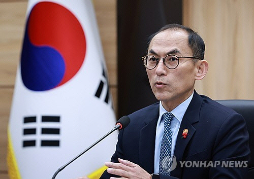 고학수 개인정보보호위원회 위원장이 16일 정부서울청사에서 열린 출입기자단 정례브리핑에서 질문에 답하고 있다.   [연합뉴스]